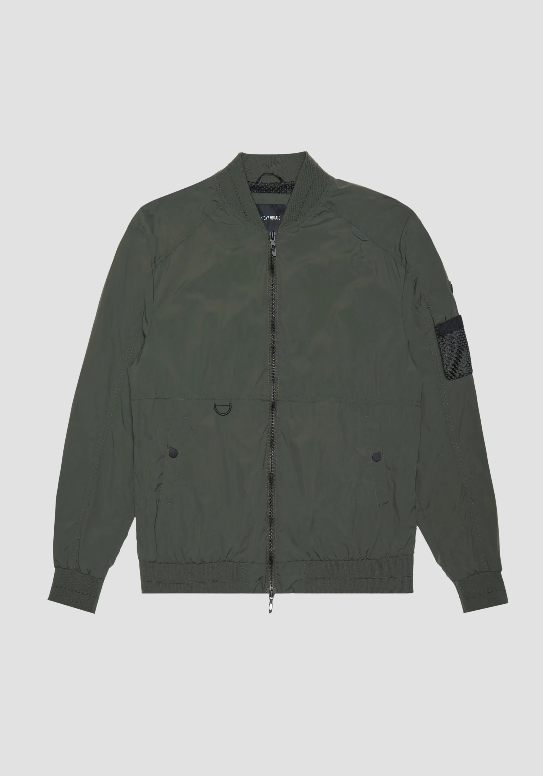 CHAQUETA REGULAR FIT DE NAILON TASLAN CON PLACA CON LOGOTIPO DE METAL