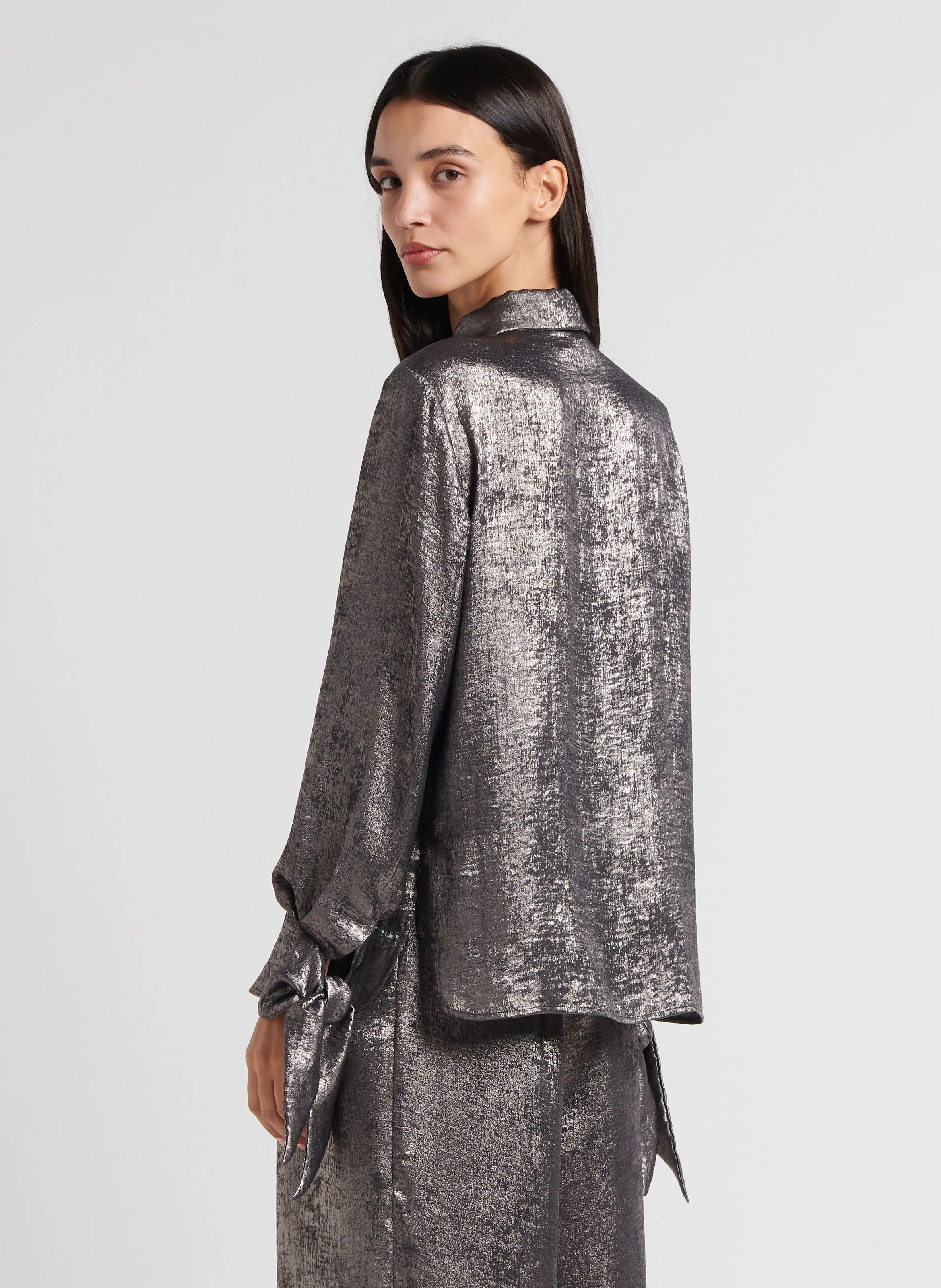 MOMONI SAKE - Camisa con cuello clásico de efecto metalizado en gris